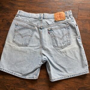 Vintage Levi’s 2001 Light Wash Relaxed Fit High-rise Denim Mid-thigh Jean Shorts